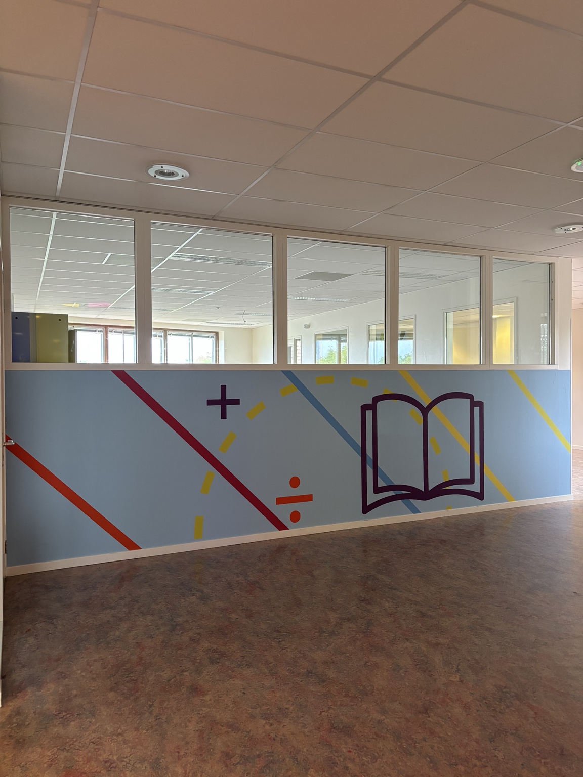 Lichtblauwe wandbekleding met grafische lijnen en een boeksymbool