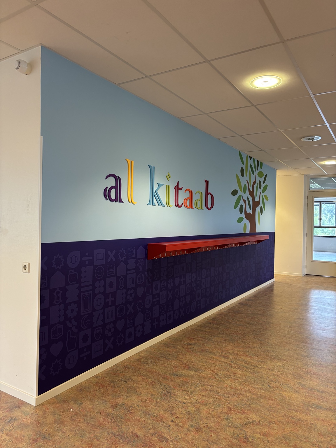 Naadloos behang met het kleurrijke Al Kitaab-logo en grafische patronen