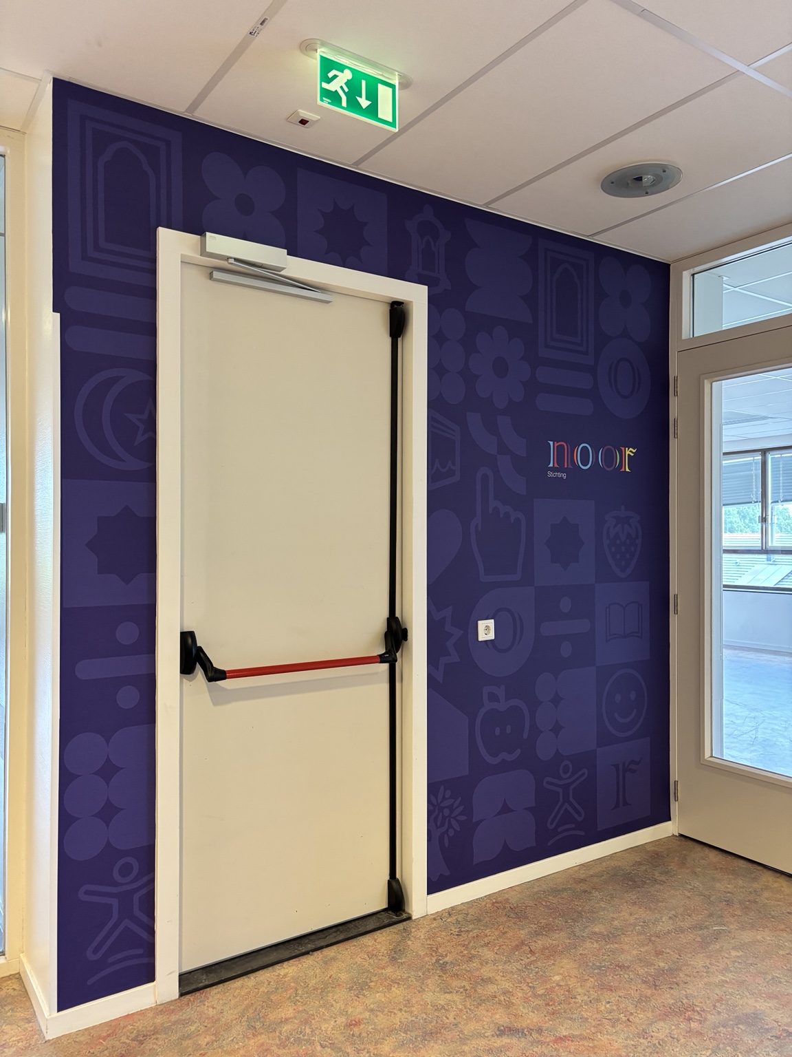 Paarse naadloze wandbekleding met iconen bij een doorgang