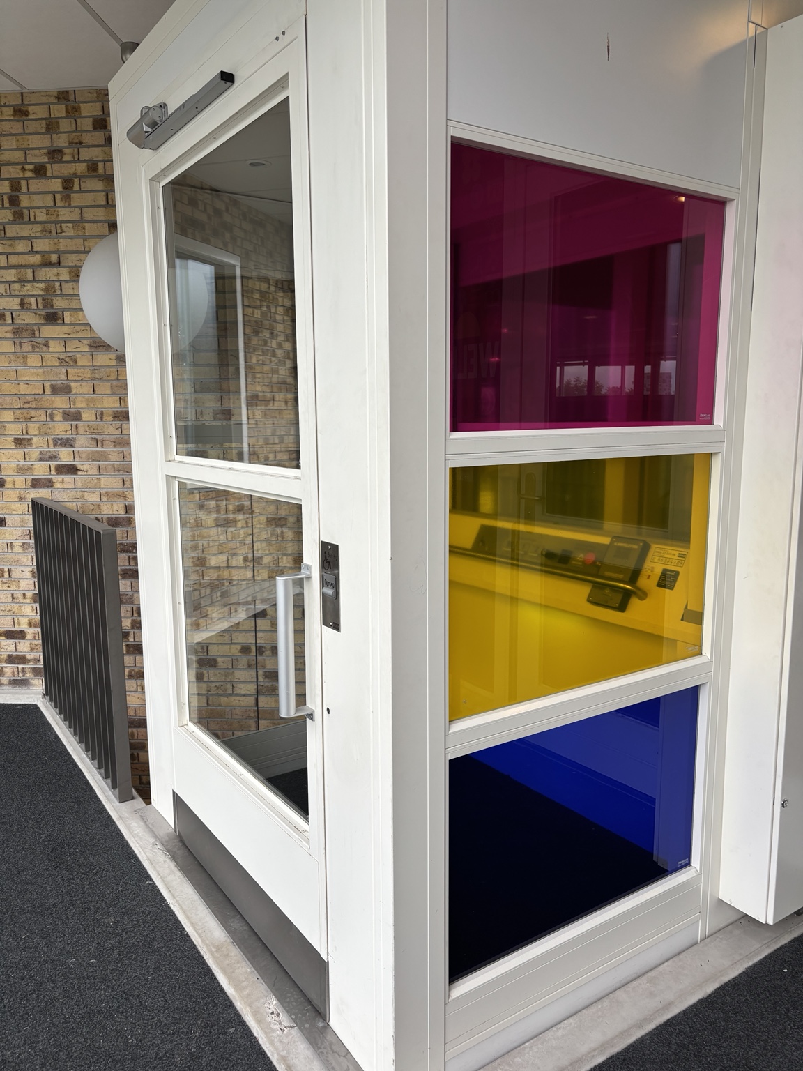 Detail van drie glasvlakken met transparante kleurfolie