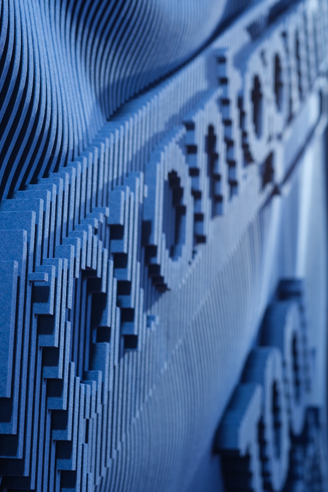 Close-up van de gelaagde letters en contouren in blauw PET-vilt